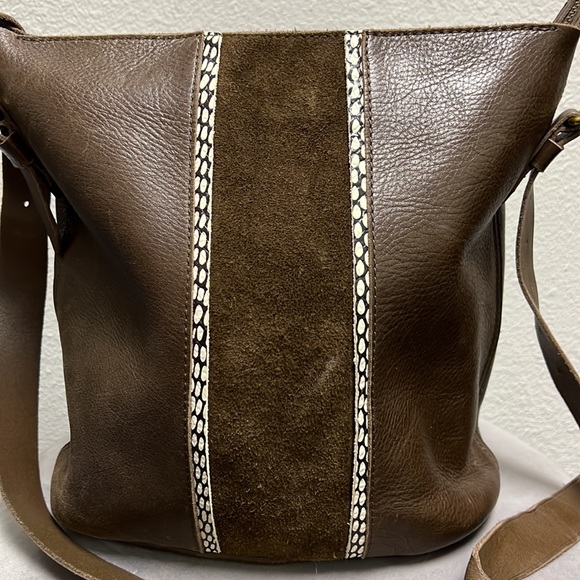 Madewell The Transport Bucket Bag: Suede Inset Edition - Picture 3 of 13